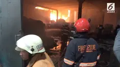 kebakaran pabrik tekstil terjadi di Bandung. Material yang mudah terbakar membuat petugas kesulitan memadamkan api.