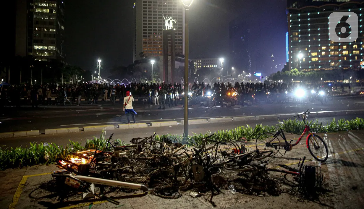 Situasi usai demonstrasi yang berujung anarkis di kawasan Bundaran HI, Jakarta, Kamis (8/10/2020). Massa membakar sejumlah barang saat demonstrasi menolak pengesahan UU Cipta Kerja. (Liputan6.com/Faizal Fanani)