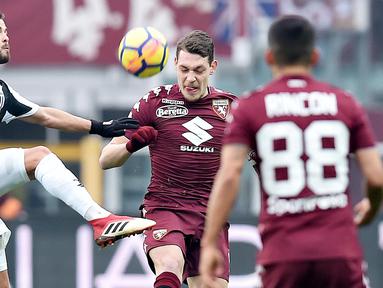 Pemain Torino, Andrea Belotti (tengah) berebut bola dengan pemain Juventus, Miralem Pjanic (kiri) pada laga Serie A di Turin Olympic Stadium, Torino, (18/2/2018). Juventus menang 1-0. (Alessandro Di Marco/ANSA via AP)