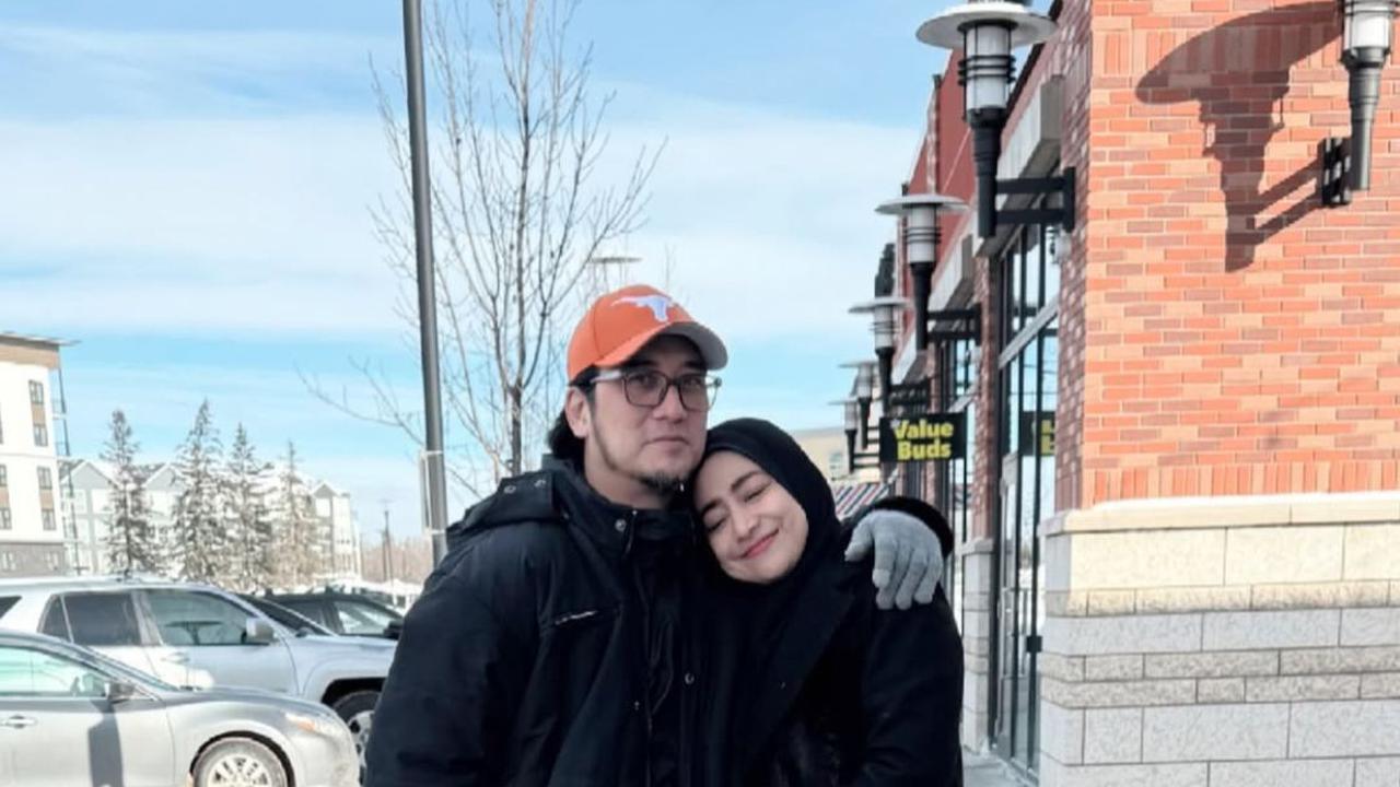Bye-bye Yellow Hat, Potret Tengku Firmansyah Pakai Helm Biru di Tempat Kerja
