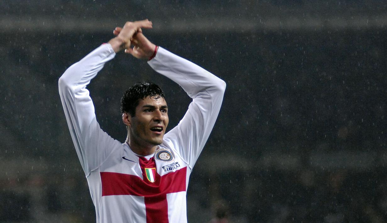 6. Julio Cruz - Mantan bintang Inter Milan mendapatkan julukan bukan dari perlakuan di lapangan. El Jadinero atau si tukang kebun didapatkan karenasaat muda ia memang berprofesi sebagai tukang kebun. (AFP/Luigi Bertello)