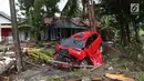 Sebuah mobil mengalami kerusakan setelah bencana tsunami menerjang kawasan Anyer, Banten, Minggu (23/12). Data sementara jumlah korban dari bencana tsunami di Selat Sunda tercatat 168 orang meninggal dunia. (Liputan6.com/Angga Yuniar)