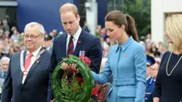 Pangeran William dan Kate Middleton meletakan karangan bunga di tugu peringatan perang dunia (Ross Setford/AAP Image)