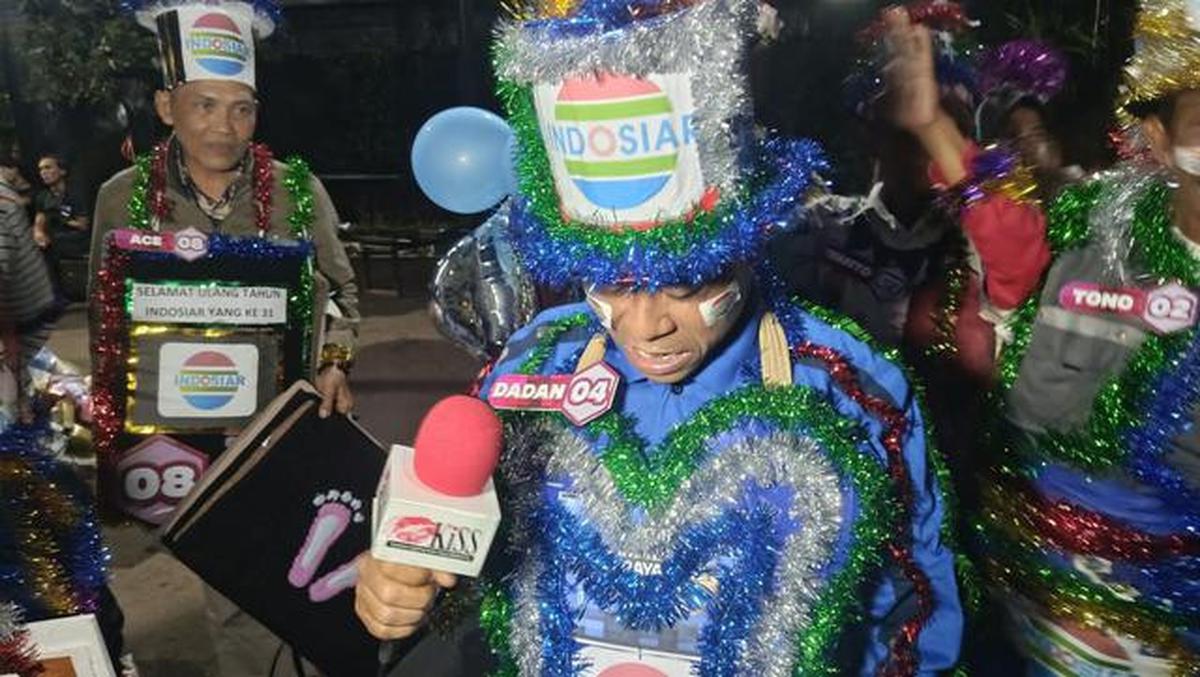 Aksi Pedagang Sapu Hingga Tukang Las Hias Alat Dagang di HUT Indosiar, Ada yang Pakai Aksesori Love!
