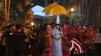 Kahiyang-Bobby mengikuti upacara adat Haroan Boru di Medan, Sumatera Utara, Minggu (19/11/2017) malam. (Liputan6.com/Reza Efendi)