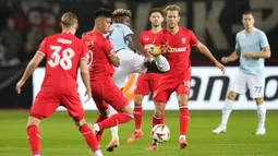 Pemain Twente, Mees Hilgers (kedua kiri) berebut bola dengan pemain Lazio, Fisayo Dele-Bashiru dalam laga lanjutan Liga Europa 2024/2025 yang berlangsung di De Grolsch Veste stadium, Enschede, Belanda, Jumat (25/10/2025) dini hari WIB. (AP Photo/Peter Dejong)