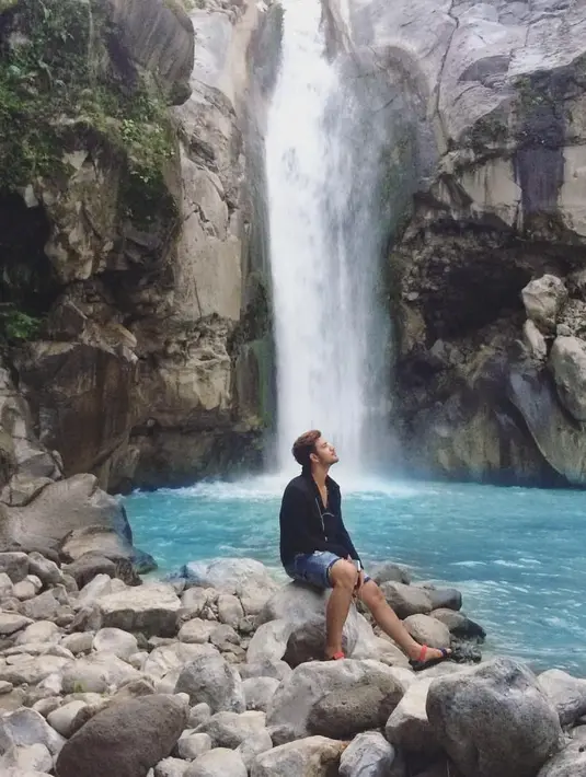 Lombok memang terkenal dengan kekayaan alamnya yang luar biasa. Seperti ini contohnya, Ammar begitu takjub dan menikmati pemandangan air yang mengalir di Air Terjun Mayung Putih Sajang. (Instagram/ammarzoni)