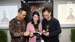 MDRT Indonesia yang juga penulis buku Miliana Marten, Pemilik Agency Pru Smart Synergy Eddy Sartono dan Direktur Agency yang juga penulis buku David Marten  saat peluncuran buku "Kobaran Api Juara" di Jakarta, Rabu (27/2). (Liputan6.com/Johan Tallo)