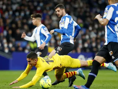 Barcelona hampir saja menelan kekalahan saat bertandang ke Markas Espanyol pada laga Liga Spanyol di RCDE Stadium, Senin (14/2/2022). (AP/Joan Monfort)