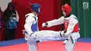 Atlet taekwondo putri Makau, Liu Qing melayangkan tendangannya ke arah Fitriyana Yusuf dari Indonesia pada babak 16 besar di Jakarta Convention Center (JCC), Senin (20/8). Fitriyana kalah tipis 21 - 25 pada kelas Wanita 67 kg. (Liputan6.com/Fery Pradolo)