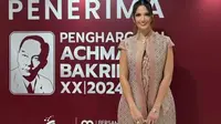 Lihat di sini tampilan elegan Nia Ramadhani hadiri Achmad Bakrie Awards. [@ramadhaniabakrie].