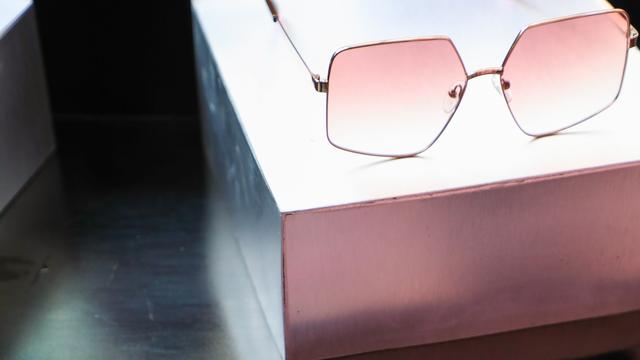 Tampil Prima dengan Kacamata Bergaya Sophisticated dan Ekspresif Ala Victoria's Secret