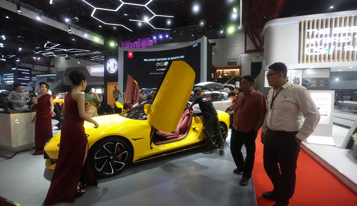 Sejumlah brand akan melakukan peluncuran model baru, world premiere, serta menghadirkan first appearance dan test drive eksklusif. Tampak dalam foto, pengunjung melihat-lihat mobil yang dipamerkan saat International Motor Show (IIMS) 2026 di JIExpo Kemayoran, Jakarta, Kamis (5/2/2026). (Kapanlagi.com/Budy Santoso)