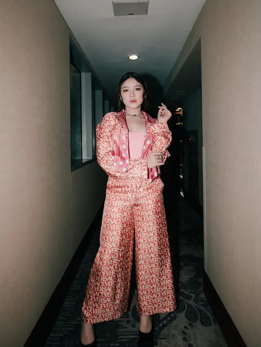 Memberikan kesan loud pada tampilan, Tiara hadirkan gaya maksimal lewat Versace style yang iconic. [Foto: Instagram/ Tiara Andini]
