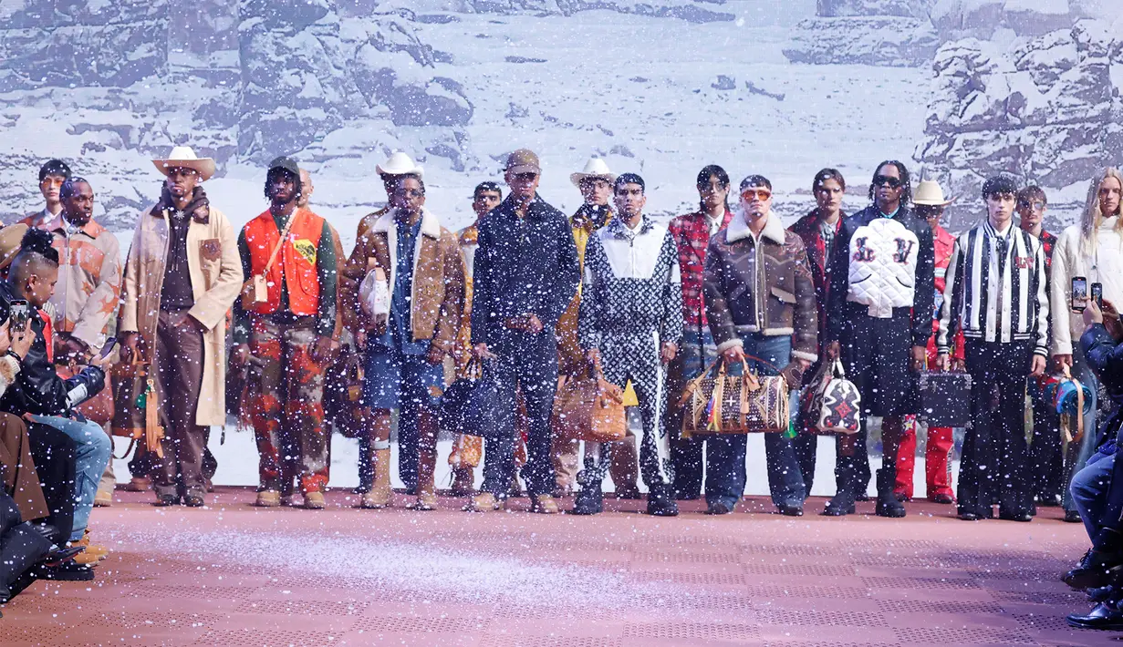 Koleksi pakaian pria Louis Vuitton untuk musim gugur-musim dingin 2024 terinspirasi dari lemari pakaian Amerika Barat. Perjalanan naluri dan perluasan pikiran menjadi pusat perhatian dalam eksplorasi Louis Vuitton kali ini. [Foto: Document/Louis Vuitton]
