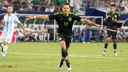 Selebrasi Javier Chicharito Hernández usai membuka gol pertama Meksiko melalui titik penalti saat laga uji coba melawan Argentina di AT&T Stadium, Texas, AS, Rabu (9/9/2015). Meski Meksiko sempat unggul, skor berakhir imbang, 2-2. (Reuters/Matthew Emmons)