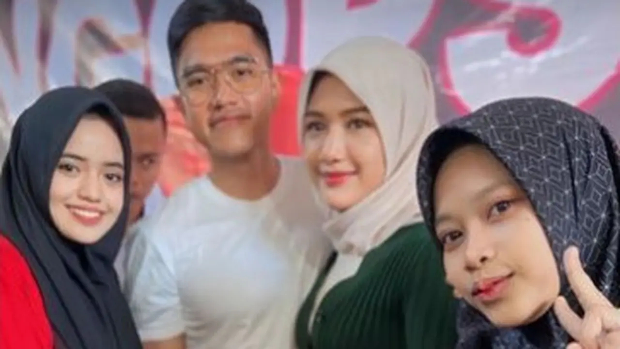 Gaya Santun Erina Gudono dengan Hijab dan Sandal Rp11jutaan Saat Temani Kaesang Pangarep Lakukan Kunjungan di Aceh Tuai Pujian
