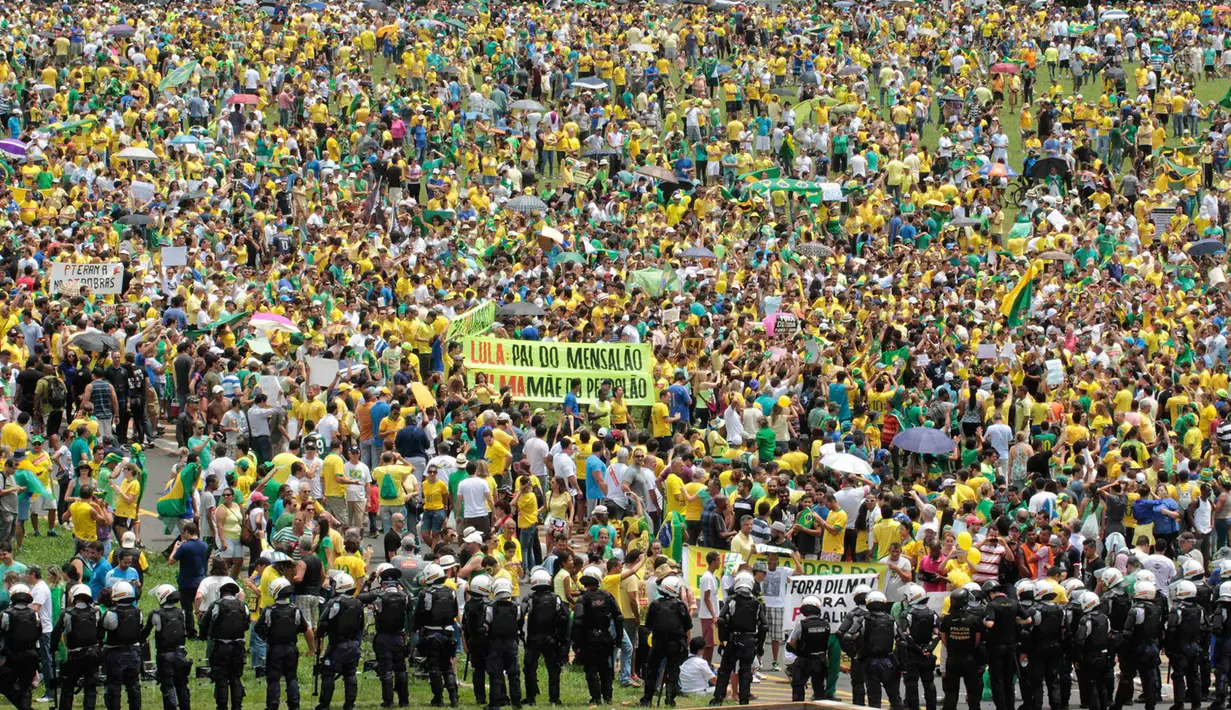 Sejumlah petugas kepolisian brazil berjaga saat demo berlangsung, Brazil (15/3/2015). Satu juta demonstran memenuhi ruas jalan di kota-kota Brazil untuk memprotes ekonomi lesu, kenaikan harga dan korupsi. (Reuters/Joedson Alves)