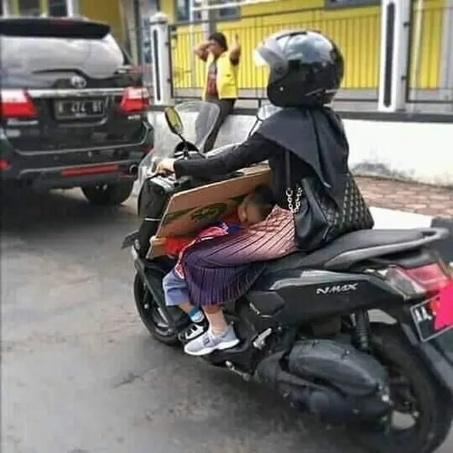 5 Potret Nyeleneh Orangtua Saat Membonceng Anak, Bikin Geleng Kepala