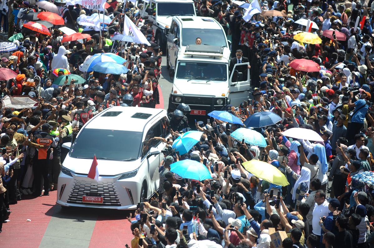 Presiden Prabowo sapa warga di Bundaran HI