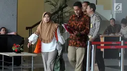 Anggota Komisi A DPRD Kabupaten Kebumen Dian Lestari Pertiwi Subekti (DL) dikawal petugas usai menandatangani perpanjangan penahanan 30 hari kedepan di gedung KPK, Jakarta, Jumat (11/5). (Merdeka.com/Dwi Narwoko)
