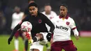 Pemain Aston Villa, Ian Maatsen (kiri) berebut bola dengan pemain West Ham United, Crysencio Summerville pada laga lanjutan putaran ketiga Piala FA di Villa Park, Brimingham, Inggris, Minggu (11/01/2025). (AP Photo/PA/Joe Giddens)