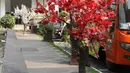 Penampakan pohon imitasi berwarna merah yang terpasang di halaman Balai Kota DKI Jakarta, Senin (4/6). (Liputan6.com/Arya Manggala)