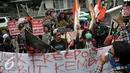 Sejumlah massa Aktivis mahasiswa menyambangi kantor Freeport, Kuningan , Jakarta, Jumat (18/12). Dalam aksinya mereka menuntut pemerintah untuk segera melakukan nasionalisasi terhadap PT Freeport. (Liputan6.com/Helmi Afandi)