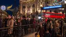 Para pembeli memenuhi troatoar di Oxford Street, pusat kota London pada Sabtu (22/12). Setiap hari Oxford Street yang merupakan salah satu pusat perbelanjaan selalu ramai, namun menjelang natal keramaiannya meningkat. (NIKLAS HALLE'N/AFP)