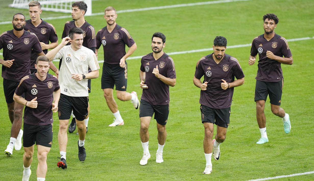 Pemain Jerman saat mengikuti sesi latihan jelang laga melawan Prncis pada laga uji coba di Stadion Signal Iduna Park, Jerman, Senin (11/9/2023). (AP Photo/Martin Meissner)