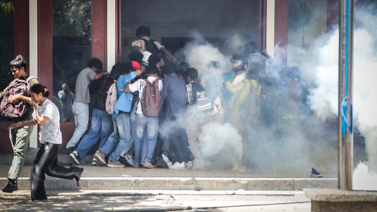 FOTO: Demo Hari Kedua, Mahasiswa Timor Leste Bentrok dengan Polisi