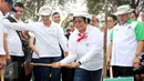 Menteri BUMN Rini Soemarno(ketiga kiri) bersama Menteri LHK Siti Nurbaya (kedua kanan) saat mengikuti acara Gerakan Penanaman 10.000 Pohon di Jalan Tol Jakarta – Cikampek Km 59, Cikampek, Sabtu (26/03). (Biro Humas KLHK/tbz)