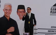 Momen Hangat dan Akrab Hotman Dengan Mahfud MD di Sidang MK