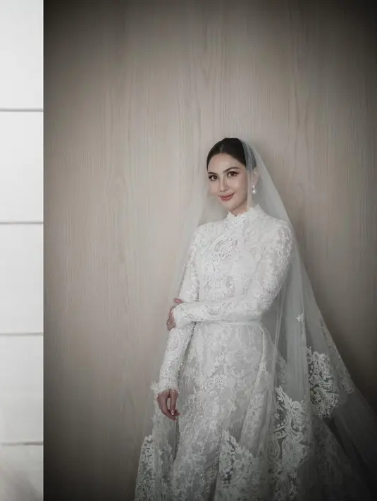 Menggunakan gaun dari Yefta Gunawan, Jessica Mila tampil klasik dalam dress brukat. Dress tertutup ini memiliki kerah tinggi yang bikin terlihat elegan.