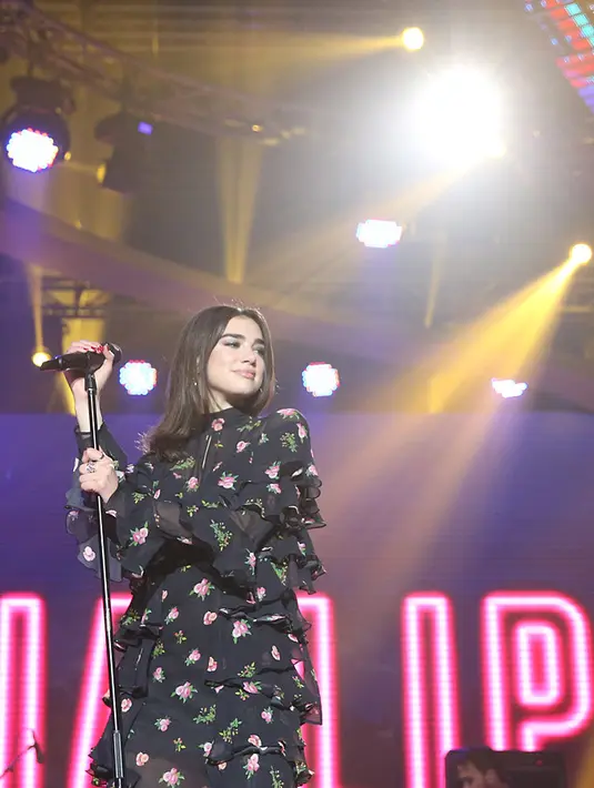 Di penampilan pertamanya, Dua Lipa menyanyikan lagu bertajuk Be the One. Mengenakan gaun pendek berwarna hitam dan bermotif bunga-bunga, suara merdunya diiringi para pemain musik. (Bambang E.Ros/Bintang.com)