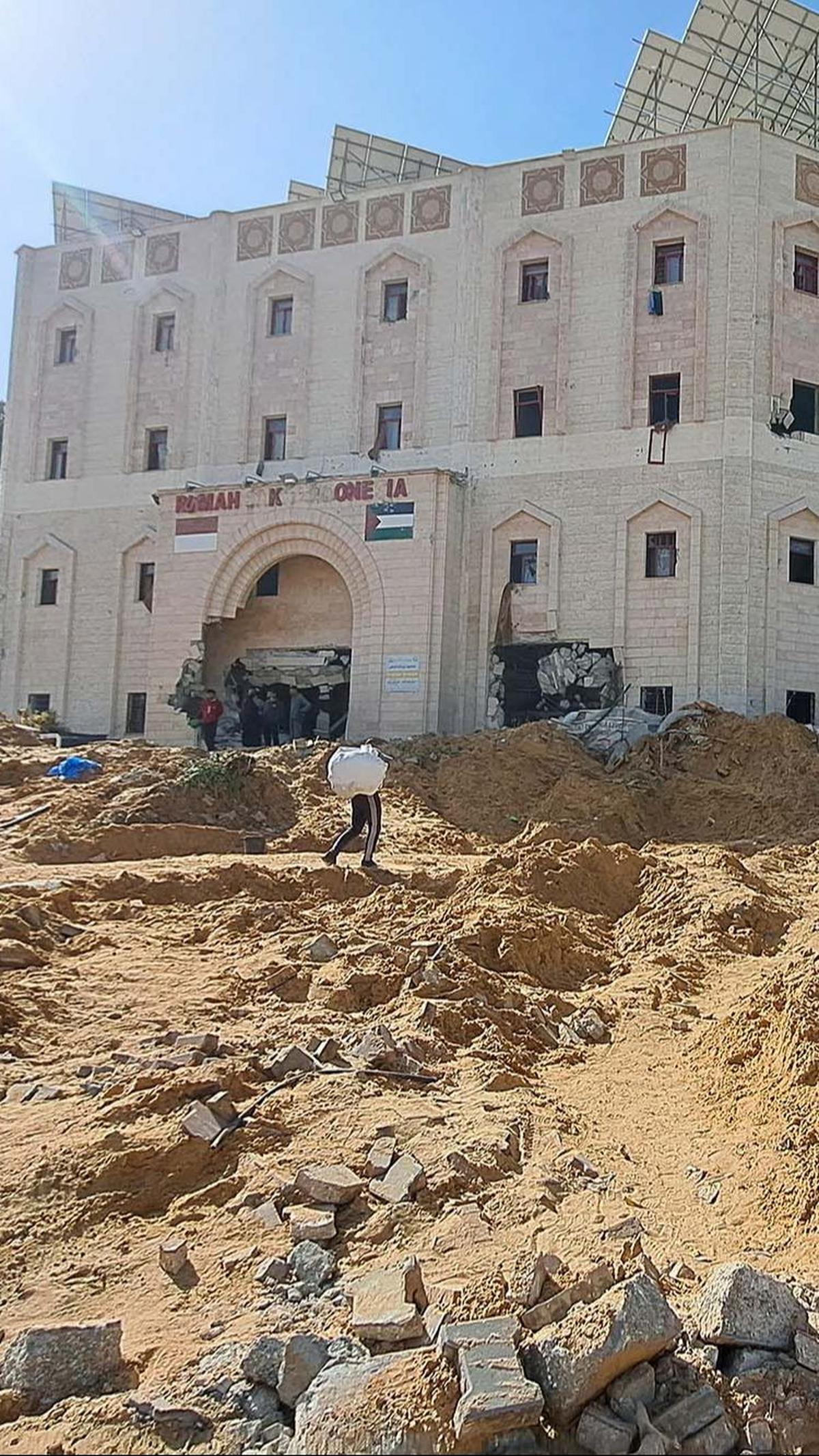 Pejabat Kementerian Kesehatan di Gaza, Munir al-Bursh mengatakan kepada Al Jazeera pada Sabtu (25/11): “Kami terkejut dan ngeri melihat pemandangan yang ditinggalkan oleh pasukan Israel di Rumah Sakit Indonesia.”<br>