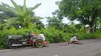 Gufron saat memperbaiki jalan yang rusak di Lamongan. (Merdeka.com)