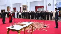 Suasana pelantikan hakim Mahkamah Konstitusi (MK), Enny Nurbaningsih di Istana Negara, Jakarta, Senin (13/8). Pengangkatan Enny sebagai Hakim Konstitusi berdasarkan surat Keputusan Presiden Nomor 134/P/2018. (Liputan6.com/Biropers)