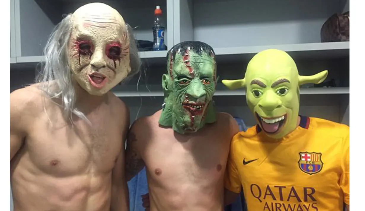 Anda bisa menebak mana Sergi Roberto, Jordi Alba, Gerrard Pique?  Usai laga kontra Getafe pada Sabtu (31/10/205) para pemain Barcelona berpesta kostum Hallowen dengan tema "Barcaween." (FCBARCELONA.COM)