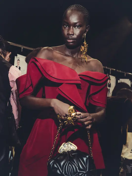 Seperti pendahulunya, Seal Bag menyukai seni lekuk tubuh. Tepinya membulat, garis berliku, menjadi simfoni bentuk yang indah dan perwujudan ketertarikan Alexander McQueen terhadap siluet, serta komitmennya untuk mendobrak batasan. [Foto: Document/Alexander McQueen]