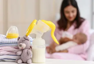 Power Pumping, Teknik untuk Meningkatkan Produksi ASI yang Menurun./Copyright depositphotos.com/serezniy