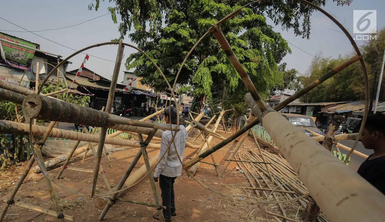 Pedagang membersihkan batang pinang yang akan dijual di kawasan Manggarai, Jakarta, Selasa (6/8/2019). Menjelang HUT RI ke-74 , penjual batang pinang musiman memasarkan dagangannya yang biasa digunakan untuk perlombaan panjat pinang. (Liputan6.com/Faizal Fanani)