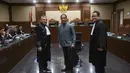 Untuk diketahui, sebelumnya, sidang dakwaan terhadap mantan Menteri Pendidikan, Kebudayaan, Riset, dan Teknologi (Mendikbudristek) ini, dua kali tertunda. Tampak dalam foto, mantan Menteri Pendidikan, Kebudayaan, Riset, dan Teknologi (Mendikbudristek) Nadiem Anwar Makarim (tengah) sesaat sebelum dimulainya sidang kasus dugaan tindak pidana korupsi (Tipikor) terkait program digitalisasi pendidikan berupa pengadaan laptop Chromebook dan Chrome Device Management (CDM) di lingkungan Kemendikbudristek tahun 2019–2022 di Pengadilan Tipikor, Jakarta, Senin (5/1/2026). (merdeka.com/Arie Basuki)