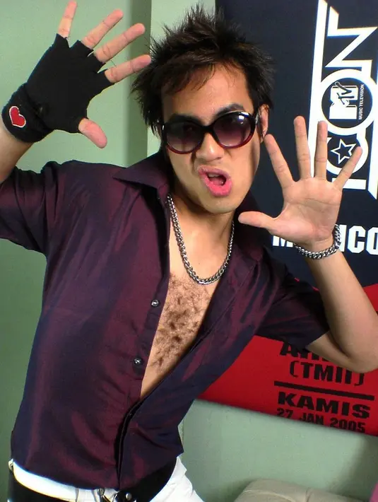 Melalui akun instagramnya, Kamis (13/4), Daniel membagikan beberapa potret jadulnya saat masih muda. Pose konyol sambil memperlihatkan bulu dadanya dengan membuka beberapa kancing bajunya.  [Instagram/vjdaniel]