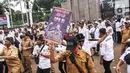 Sejumlah perangkat desa yang tergabung dalam Asosiasi Pemerintah Desa Seluruh Indonesia (Apdesi) melakukan aksi unjuk rasa di depan Gedung DPR/MPR, Jakarta, Rabu (31/1/2024). (Liputan6.com/Angga Yuniar)