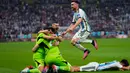 Para pemain Argentina merayakan kemenangan adu penalti atas Prancis pada pertandingan sepak bola final Piala Dunia 2022 di Stadion Lusail, Lusail, Qatar, 18 Desember 2022. Bermain imbang 3-3 selama 120 menit, Prancis akhirnya tumbang 2-4 dari Argentina dalam drama adu penalti. (AP Photo/Petr David Josek)