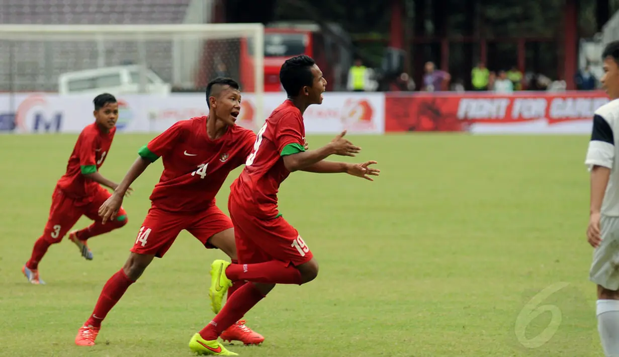 Pemain depan timnas U-16 Indonesia, Kevin Sahali (ketiga dari kiri) berlari usai mencetak gol pertama saat berlaga melawan Vietnam di laga persahabatan di Stadion GBK Jakarta, (3/12). Indonesia unggul 3-2 atas Vietnam. (Liputan6.com/Helmi Fithriansyah)