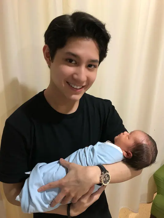 Seperti diketahui, setelah ayahnya Teuku Rafly resmi bercerai dengan Tamara Bleszynski, kembali menikah lagi dengan Nourah Sheivirah. Pernikahan Teuku Rafly dengan Nourah itu telah dikaruniai dua orang anak. (Instagram/teukurassya)