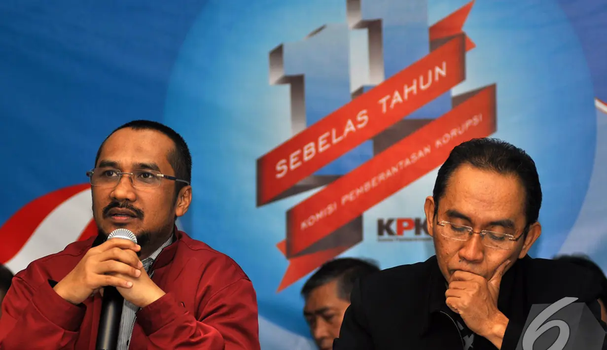Ketua KPK Abraham Samad (kiri) saat menggelar konferensi pers akhir tahun di Gedung KPK, Jakarta, Senin (29/12/2014). (Liputan6.com/Miftahul Hayat)