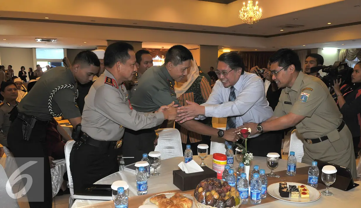 Kapolda Metro Jaya Irjen. Pol Tito Karnavian (kiri) memberi salam, saat tiba bersama Panglima Kodam Jaya Mayjen Agus Sutomo, untuk menghadiri acara silaturahmi di Mapolda Metro Jaya, Jakarta, Selasa (21/7/2015). (Liputan6.com/Herman Zakharia)